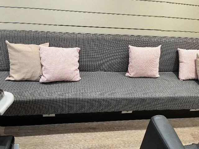 Sofá com tomadas instadas 