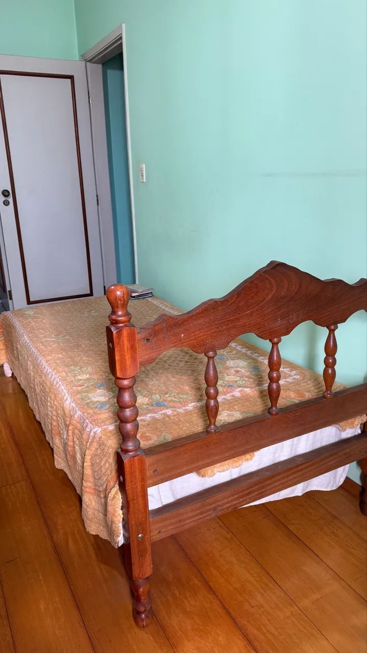 Cama solteiro antiga de madeira maciça - Foto 2