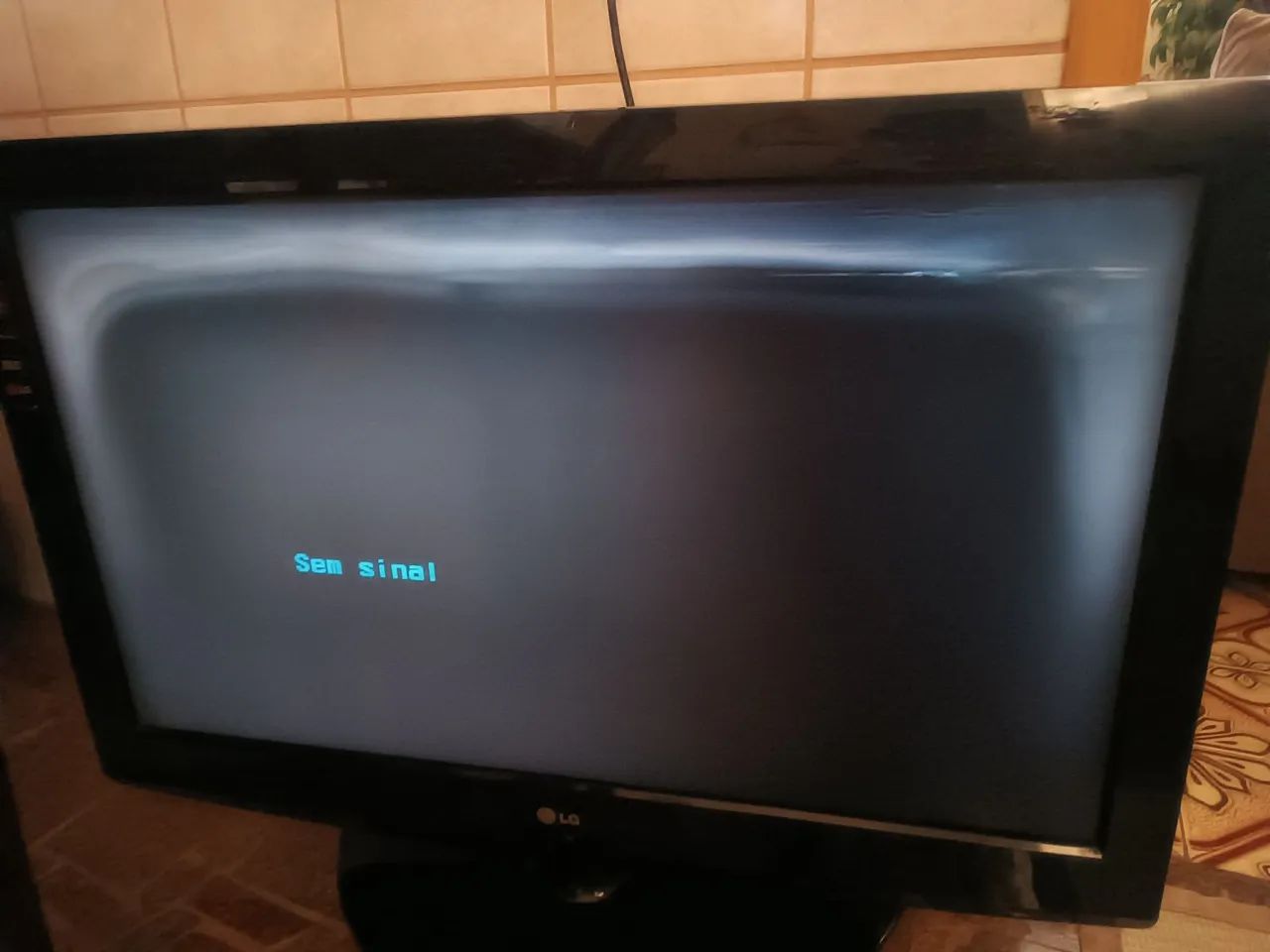 Vendo Televisão LG de 37 polegadas Obs : ela liga e tem vezes que desliga  - Foto 3
