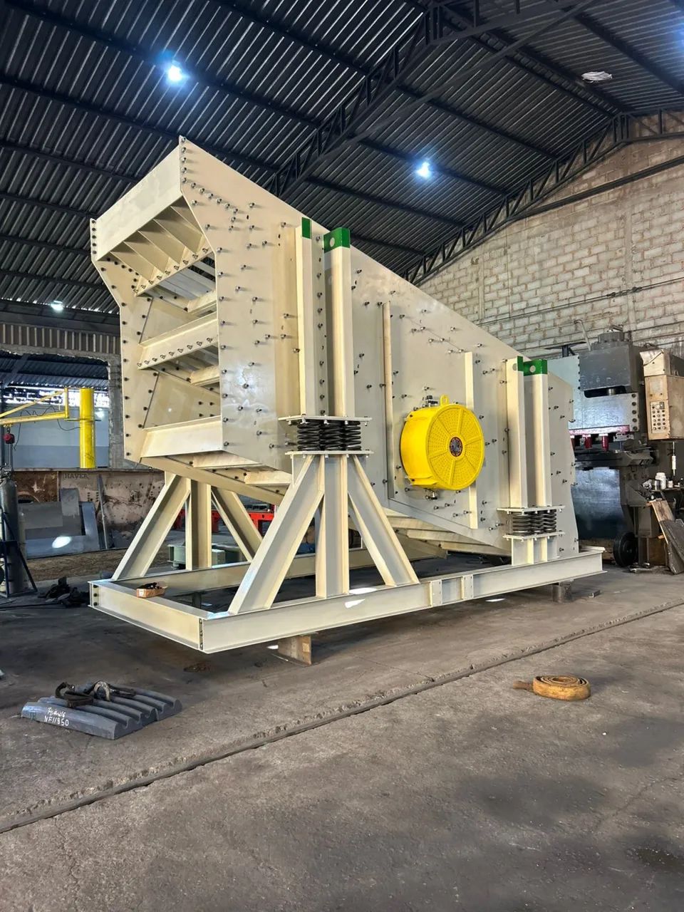 Peneira vibratória 5,00x2,00 / 3 decks / padrão metso ( NOVA ) 1