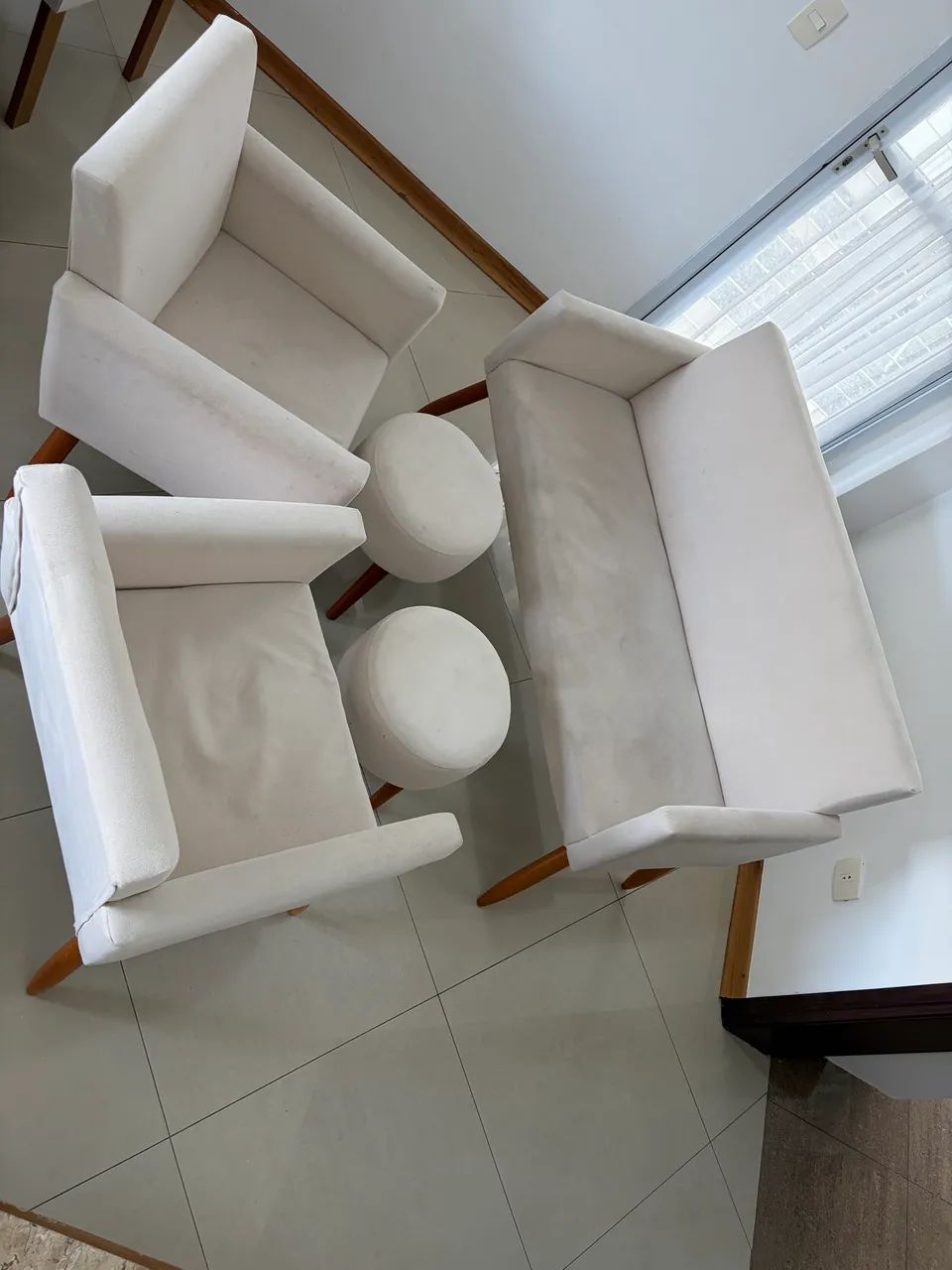 ? CONJUNTO DE SOFÁ E POLTRONAS ESTOFADOS