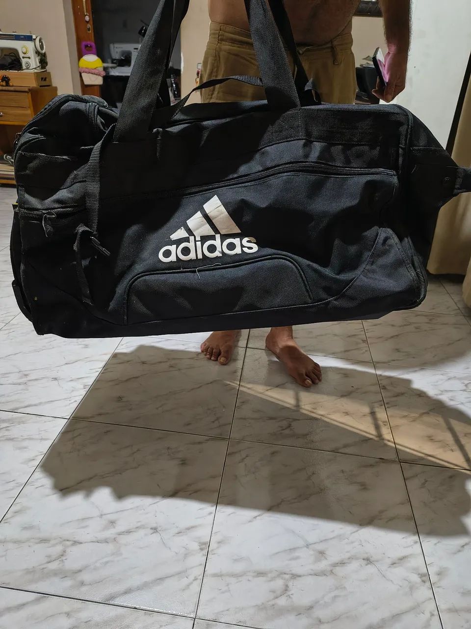 Mala Adidas de viagem com rodinhas.