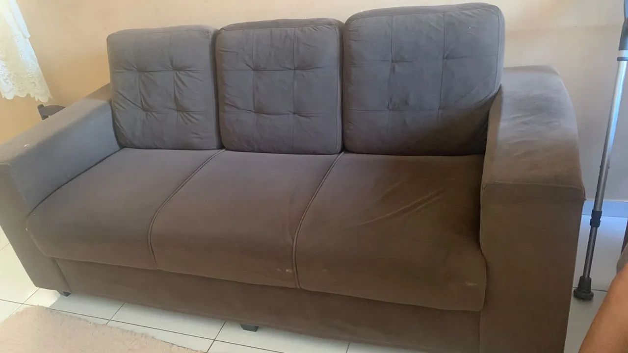 Sofá 2 e 3 lugares cor marrom, com algumas marca de uso, por isso recomendo lavagem. - Foto 2