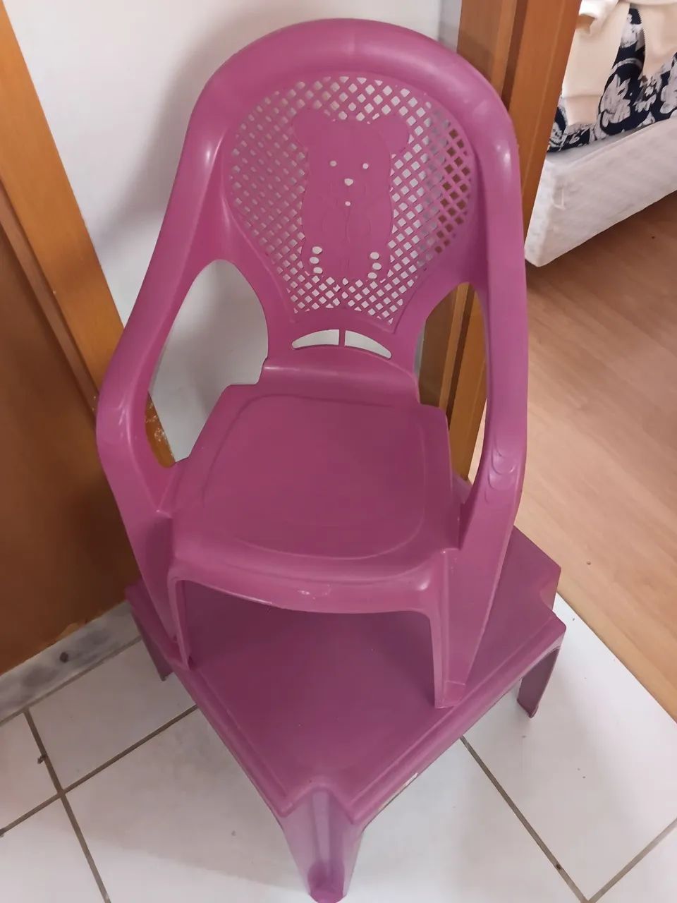 Vende-se mesa + cadeira infantil rosa semi nova - Foto 2