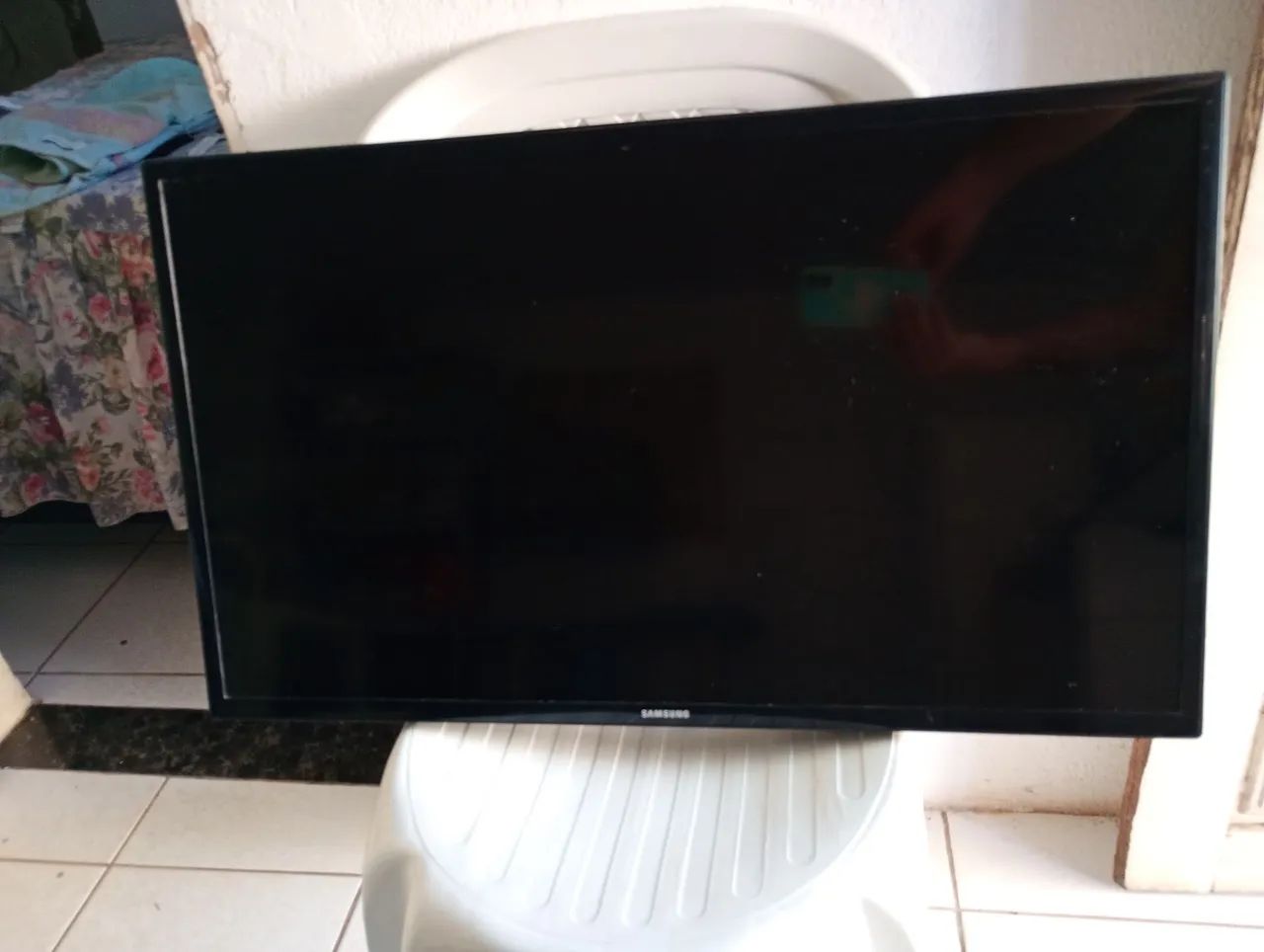 Vendo TV Samsung 32 polegadas com defeito, não tem os pés nem suporte.