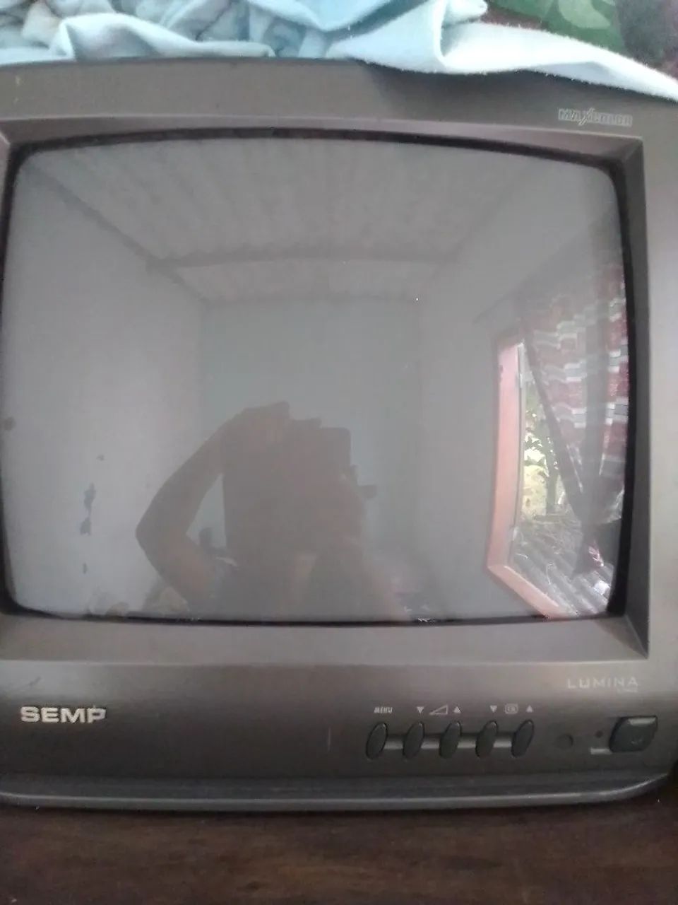 Tv de tubo 14 polegadas.