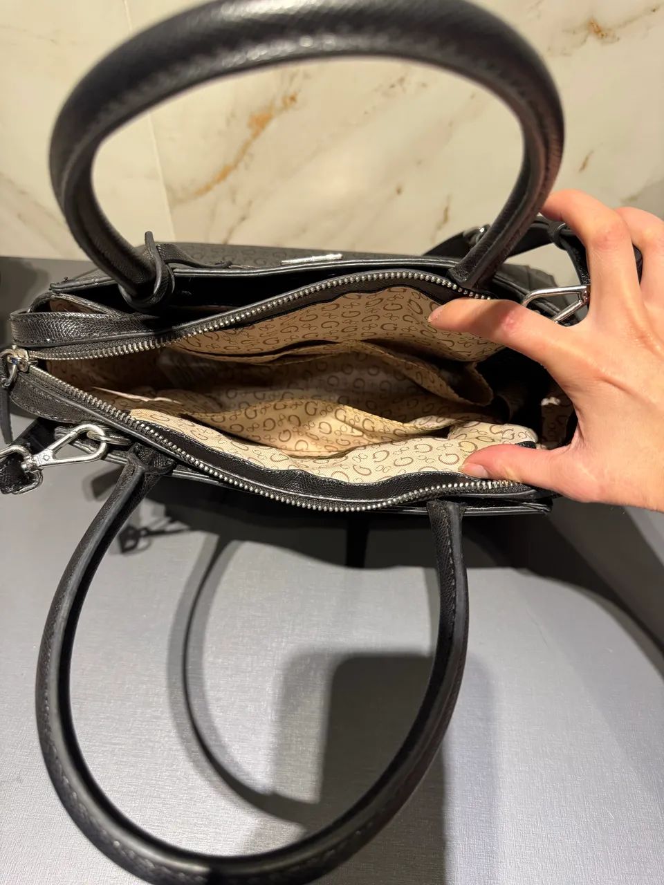 Bolsa Guess cinza média - Foto 4