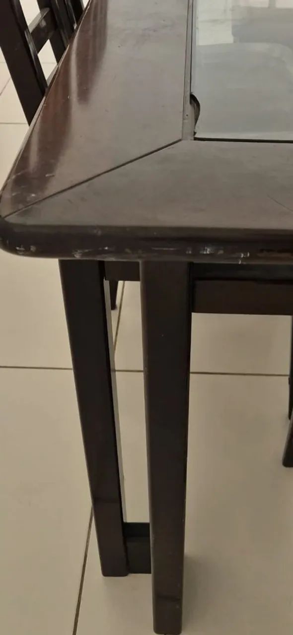Mesa de Imbuia com tampo de vidro e 6 cadeiras com estofado - Foto 4