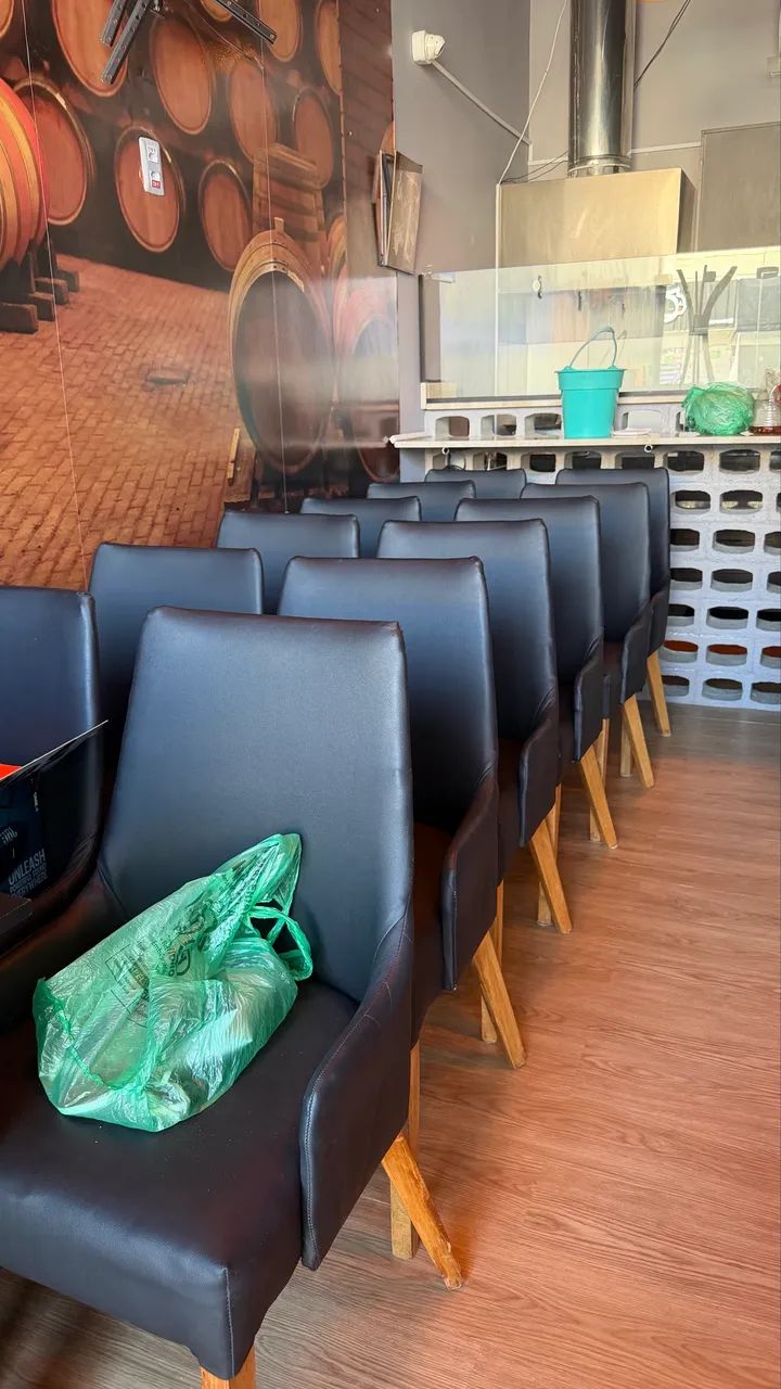 Vende-se cadeira estilo poltrona acolchoada preta - Foto 5