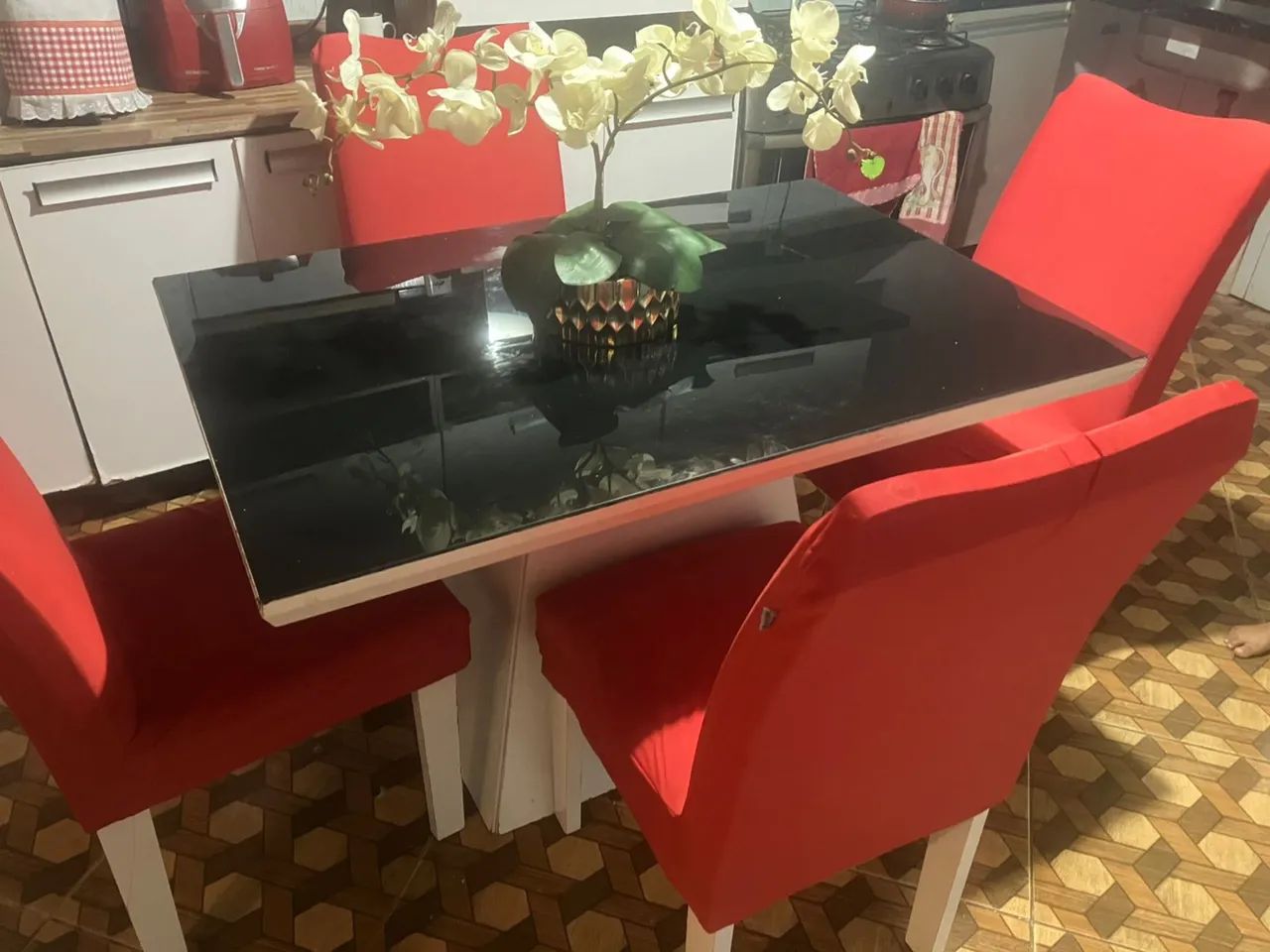 Vendo o kit de mesa de madeira com vidro preto , com 4 cadeiras . - Foto 2