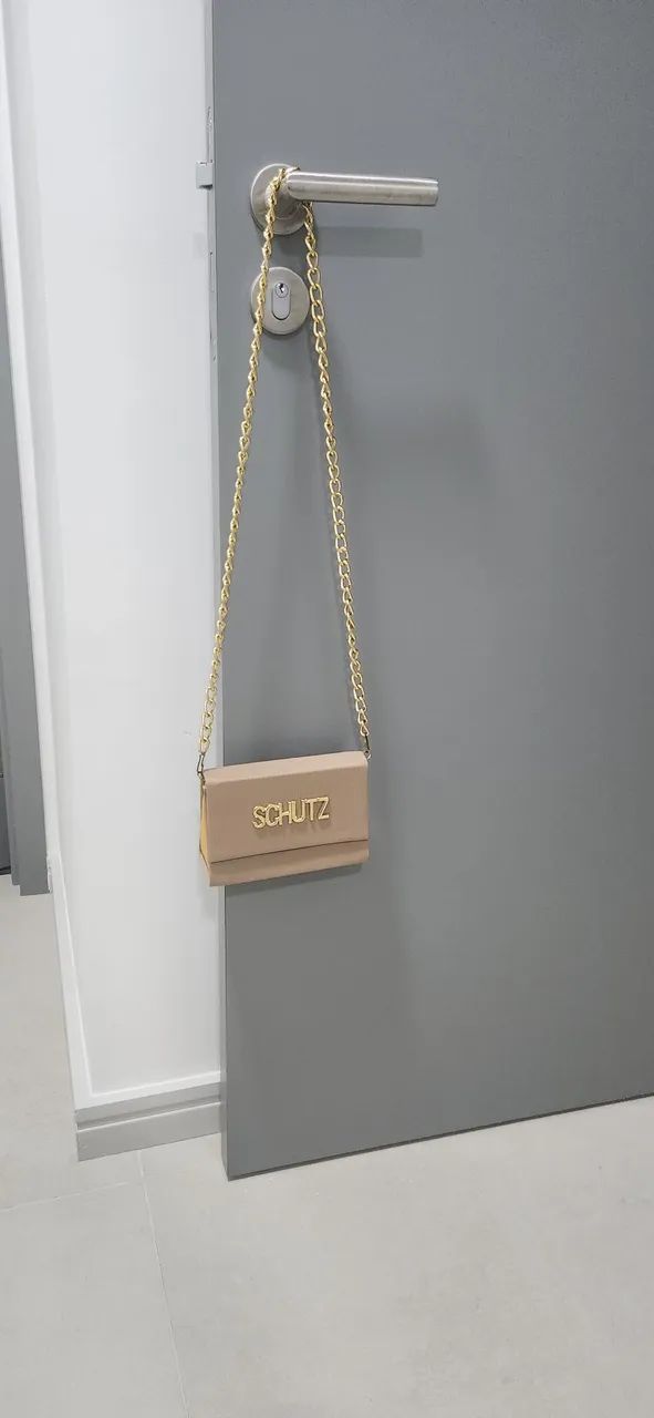 Bolsa bege com detalhes em dourado .