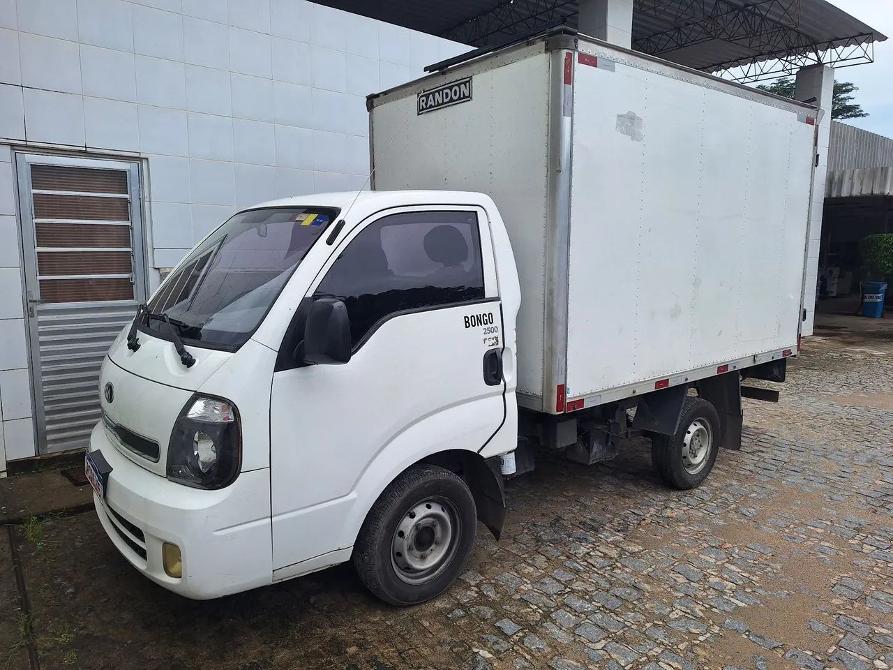 KIA Bongo UK 2500 Baú Randon carga seca 2. dono toda revisada e com pneus novos  - Foto 5