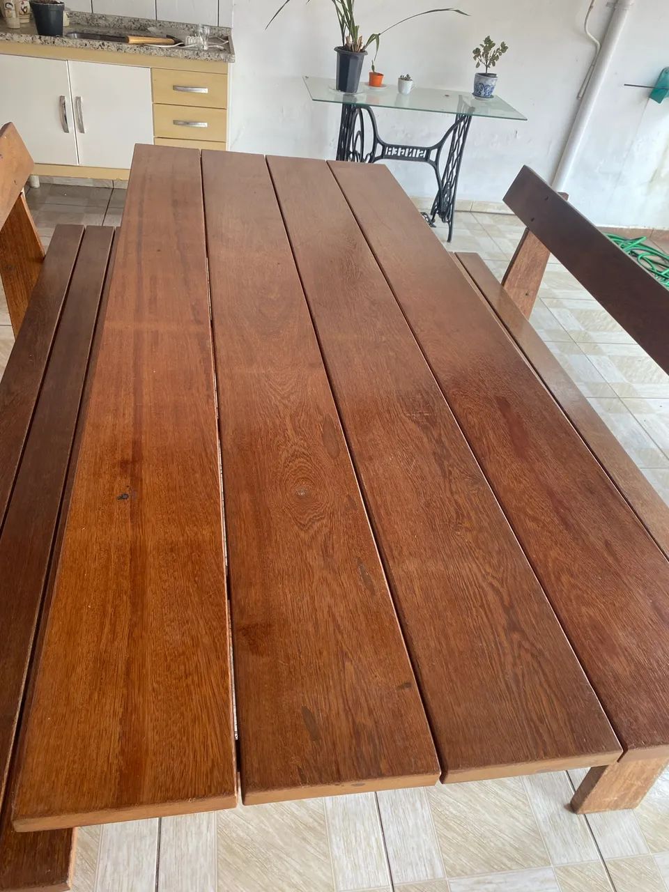 Jogo de mesa em madeira com 2 bancos com encosto - Foto 4