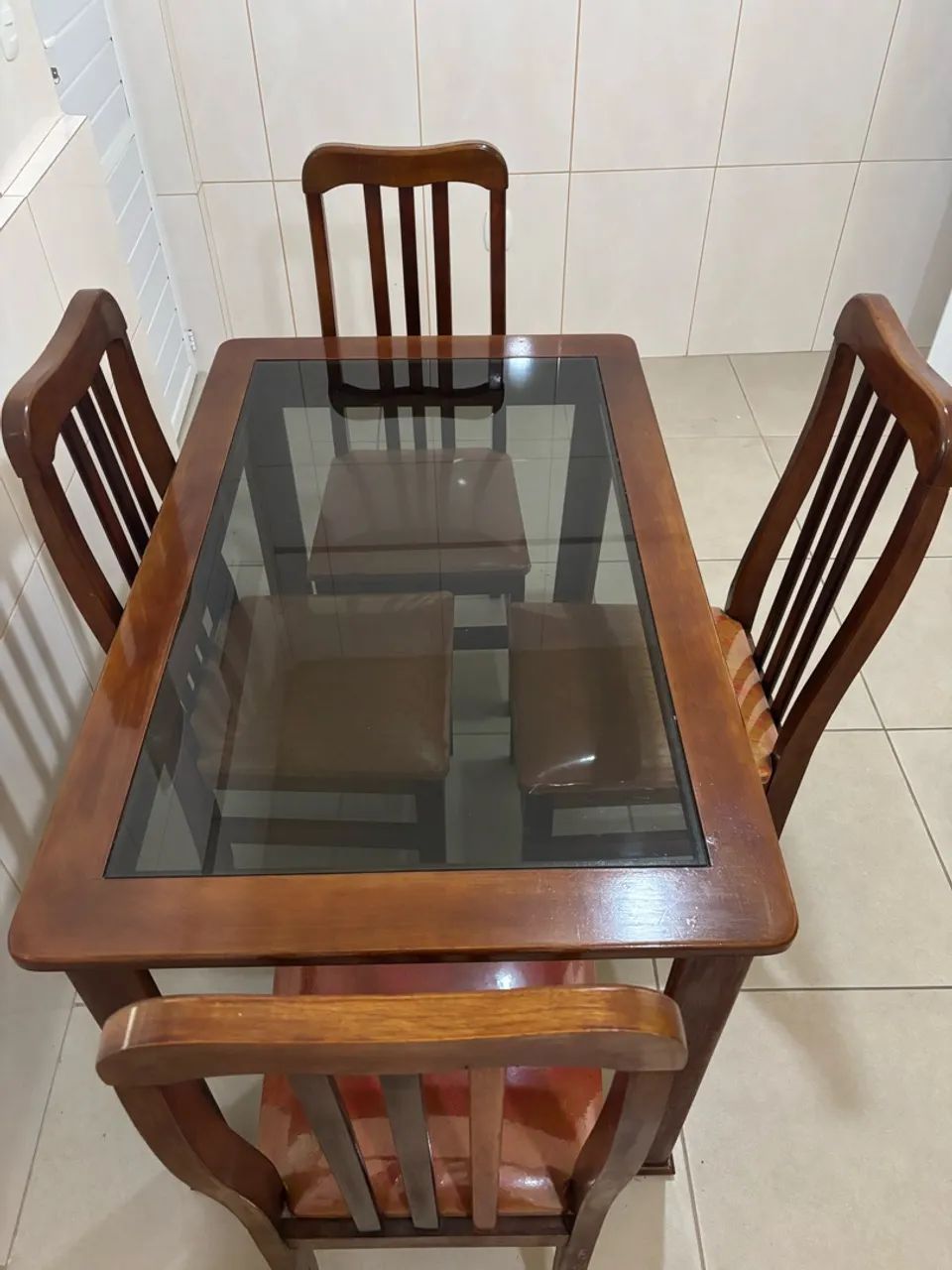 Mesa retangular com tampo de vidro e 4 cadeiras 