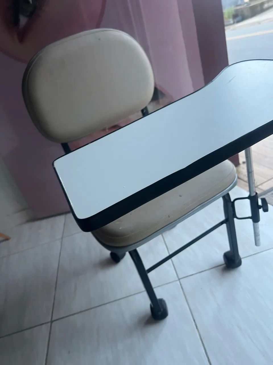 Maca, mesa de alongamento de unha, carrinho de manicure, poltronas etc