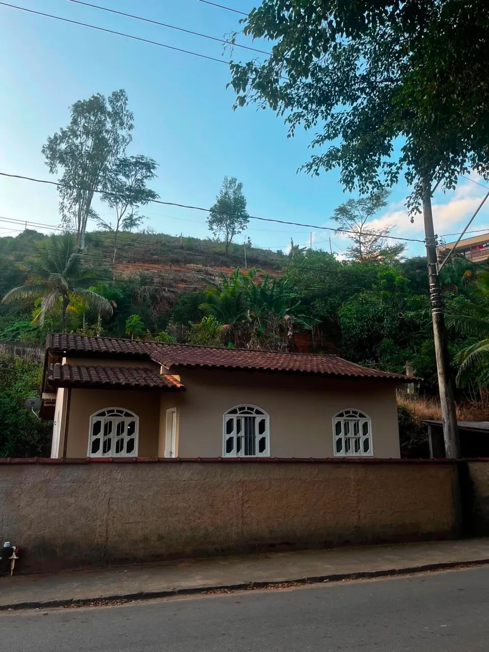 Casa com um lote e meio, com 3 quartos e um banheiro