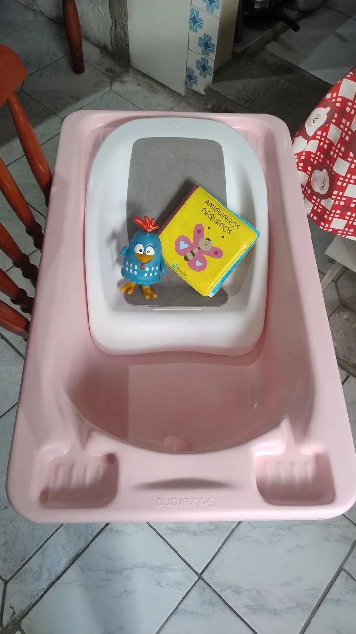 Banheira com apoio de banho e brindes infantis 