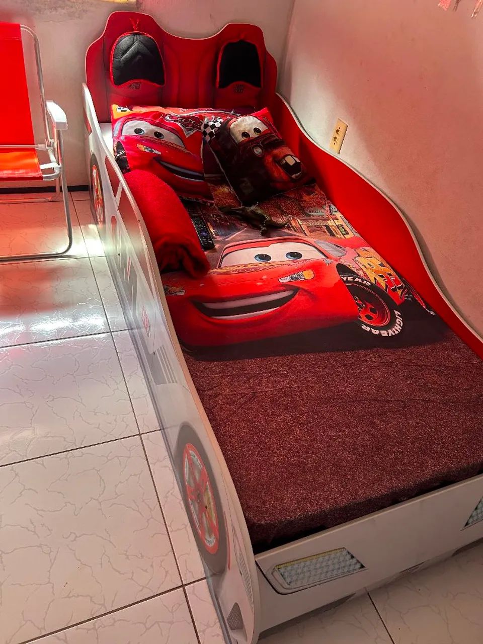 Kit guarda roupa mais cama infantil com tema de carros