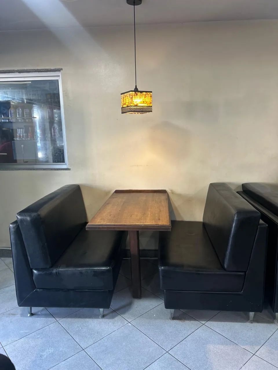 Conjunto sofás com mesa de parede 