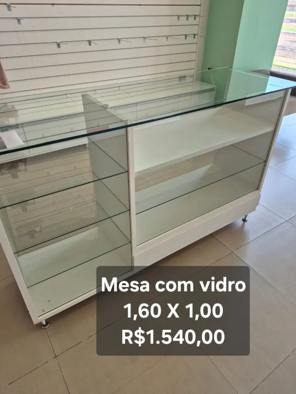 Expositor com vidro