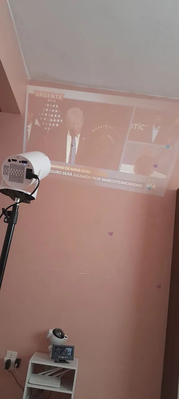 Projetor hy300 ...apresenta uma manchinha bem no meio ..nao afeta desempenho vai tripé 