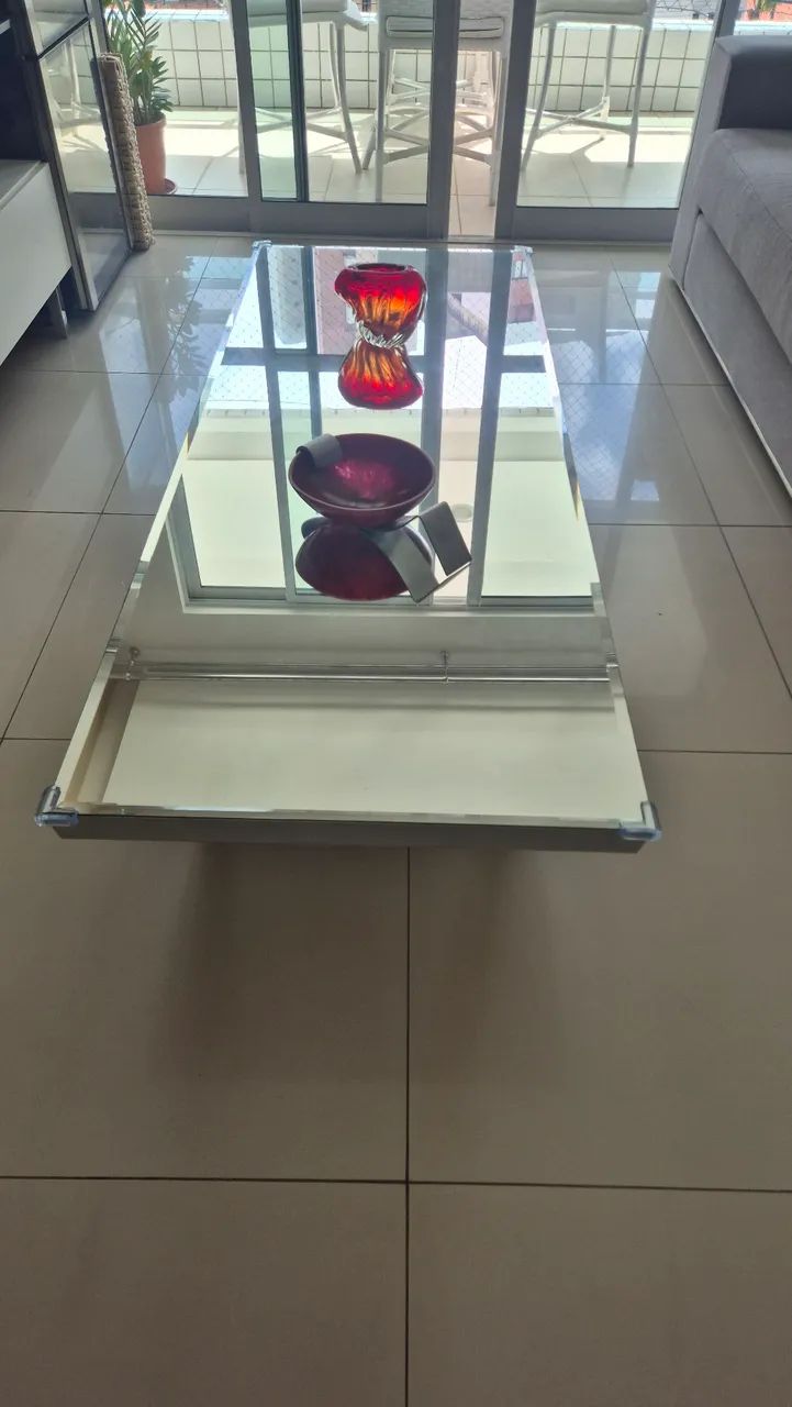 Mesa de centro adquirida na Galpão D, com design moderno e elegante