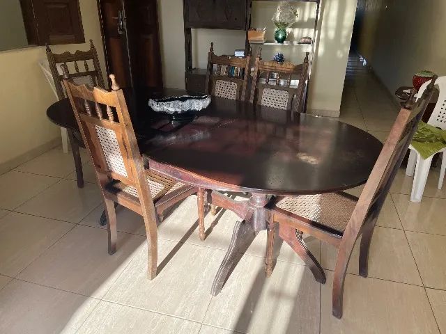 Antiguidade. Mesa de Jantar Redonda em Madeira de Lei com 6 Cadeiras 