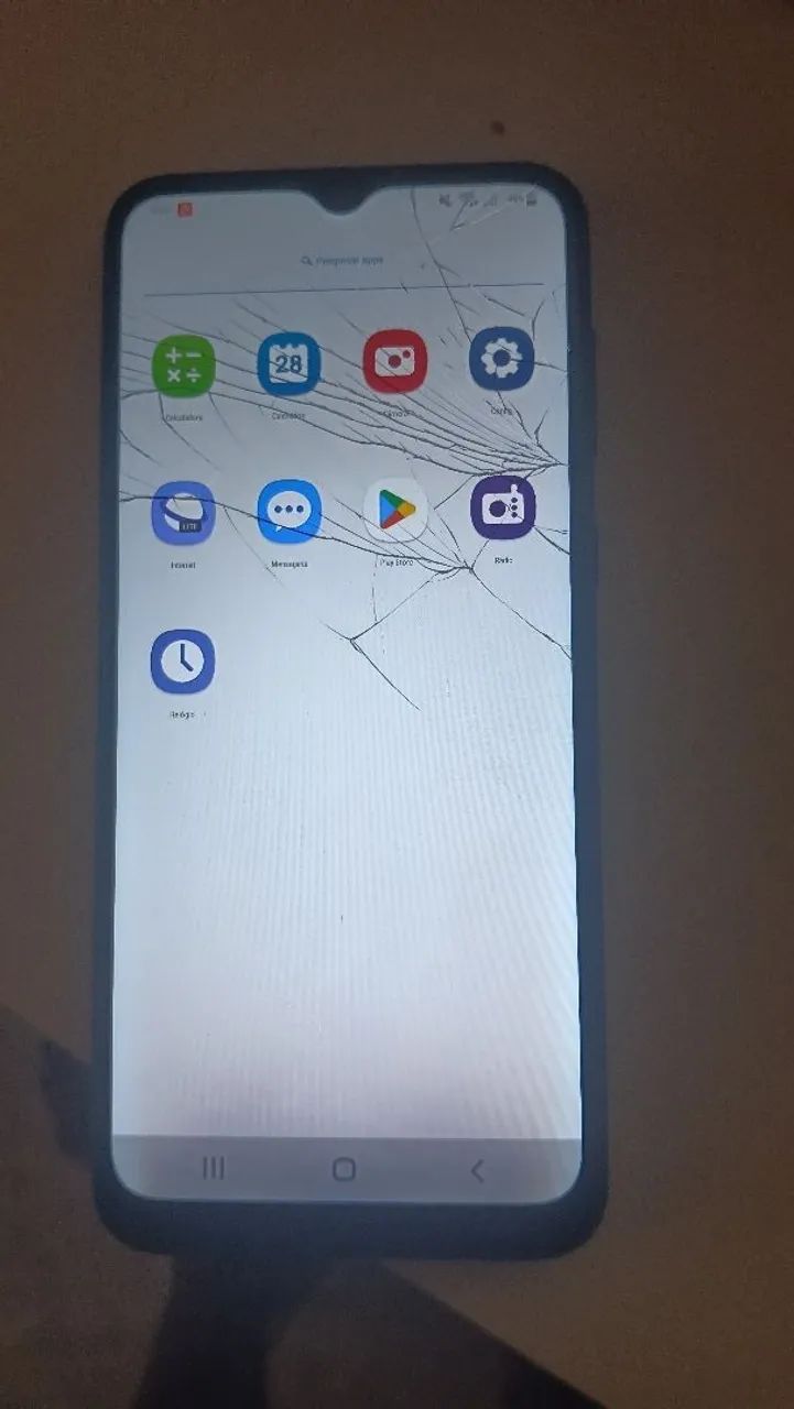 Celular Samsung A 3.  Com a tela trincada 