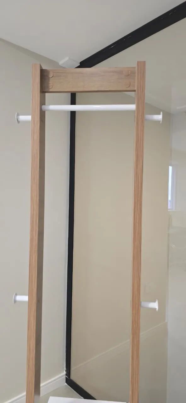 Cabideiro de chão cor branco com amêndoa - Foto 4