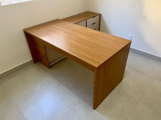 Mesa para escritório formato presidente Louro Freijó 160cm - Foto 3