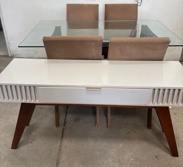 Mesa de jantar e aparador