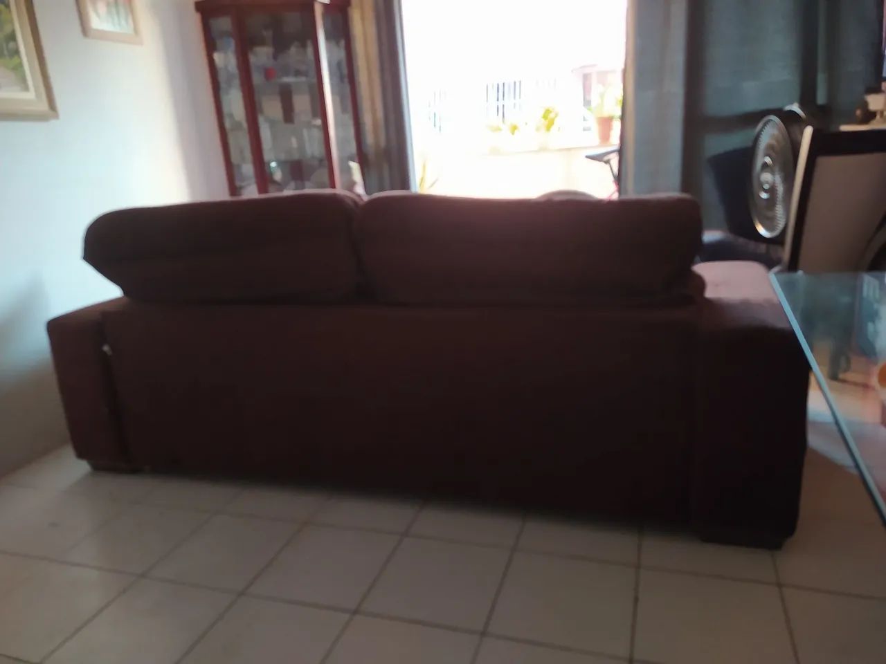 Um lindo sofá ? de 03 lugares