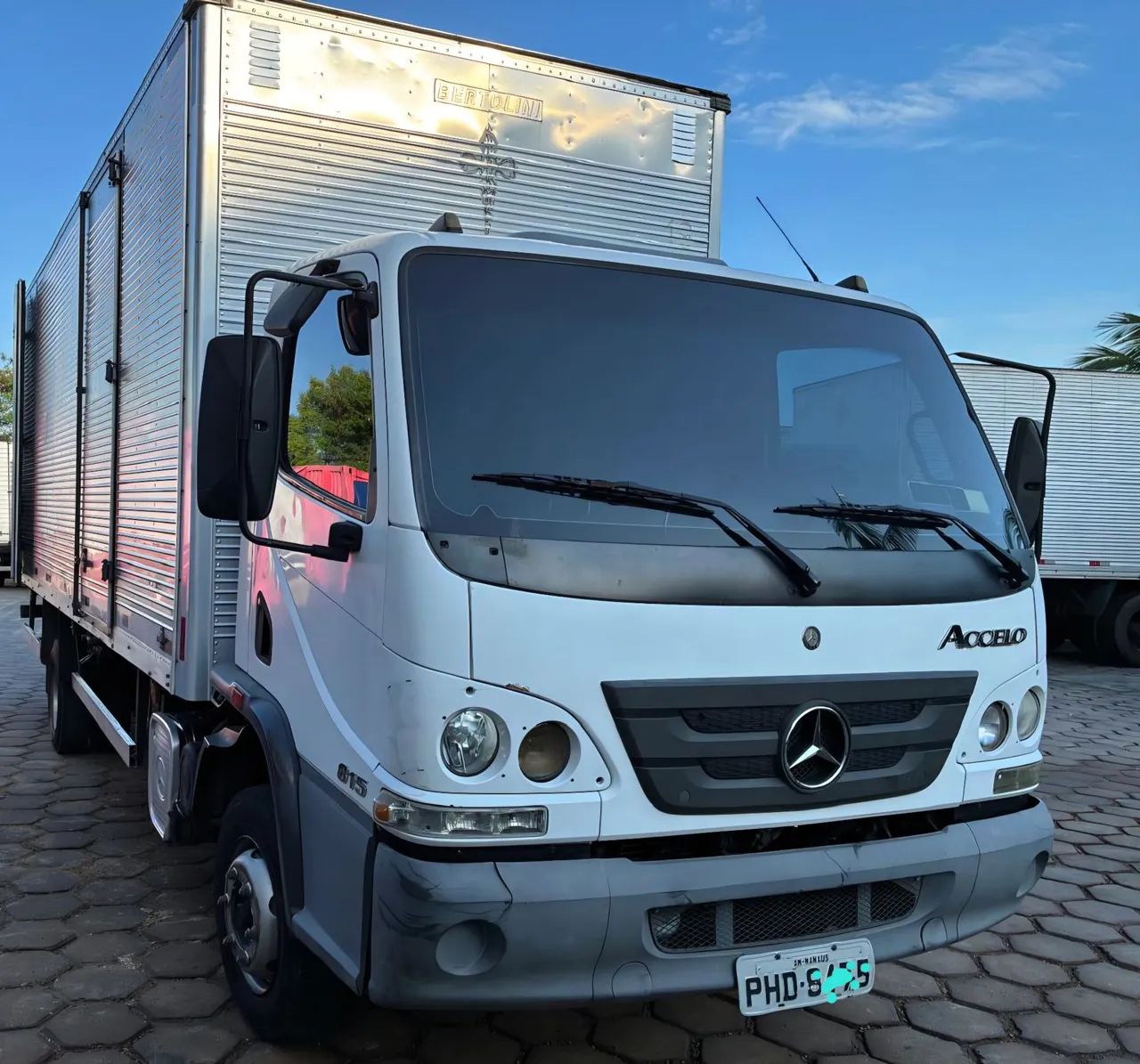 Caminhão Accelo 815 - Foto 2