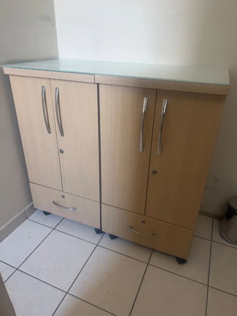 Armários, mesa em L e cadeiras para escritório completo - Foto 4