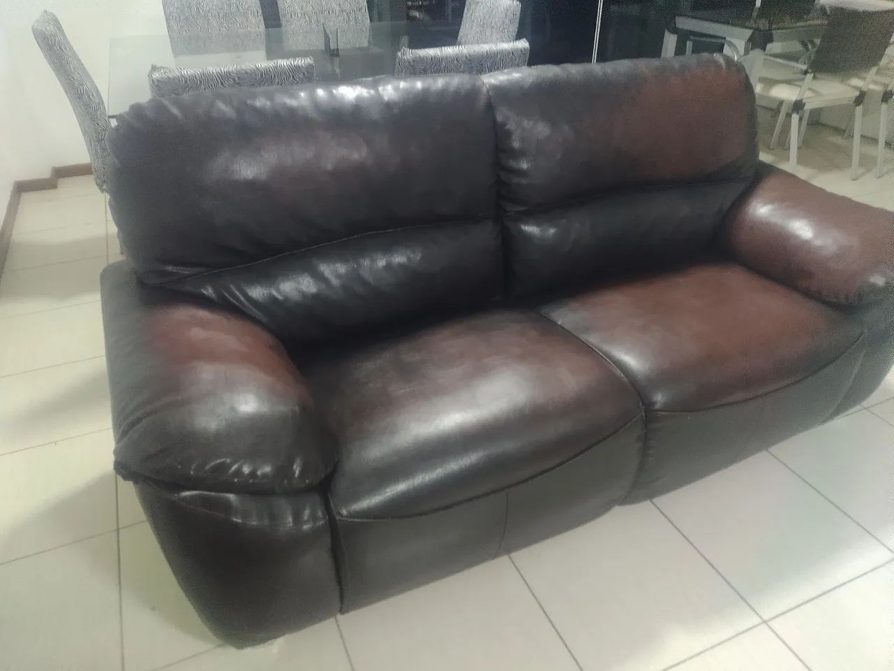 Sofá de couro confortável 03 lugares  - Foto 2