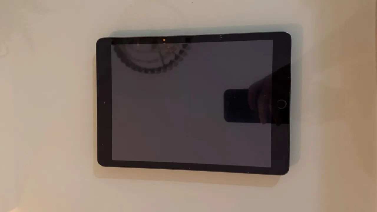 iPad 7 32gb com caixa e carregador e capa teclado original - Foto 2