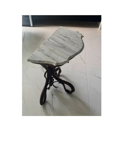 Mesa de canto inglesa com tampo de mármore