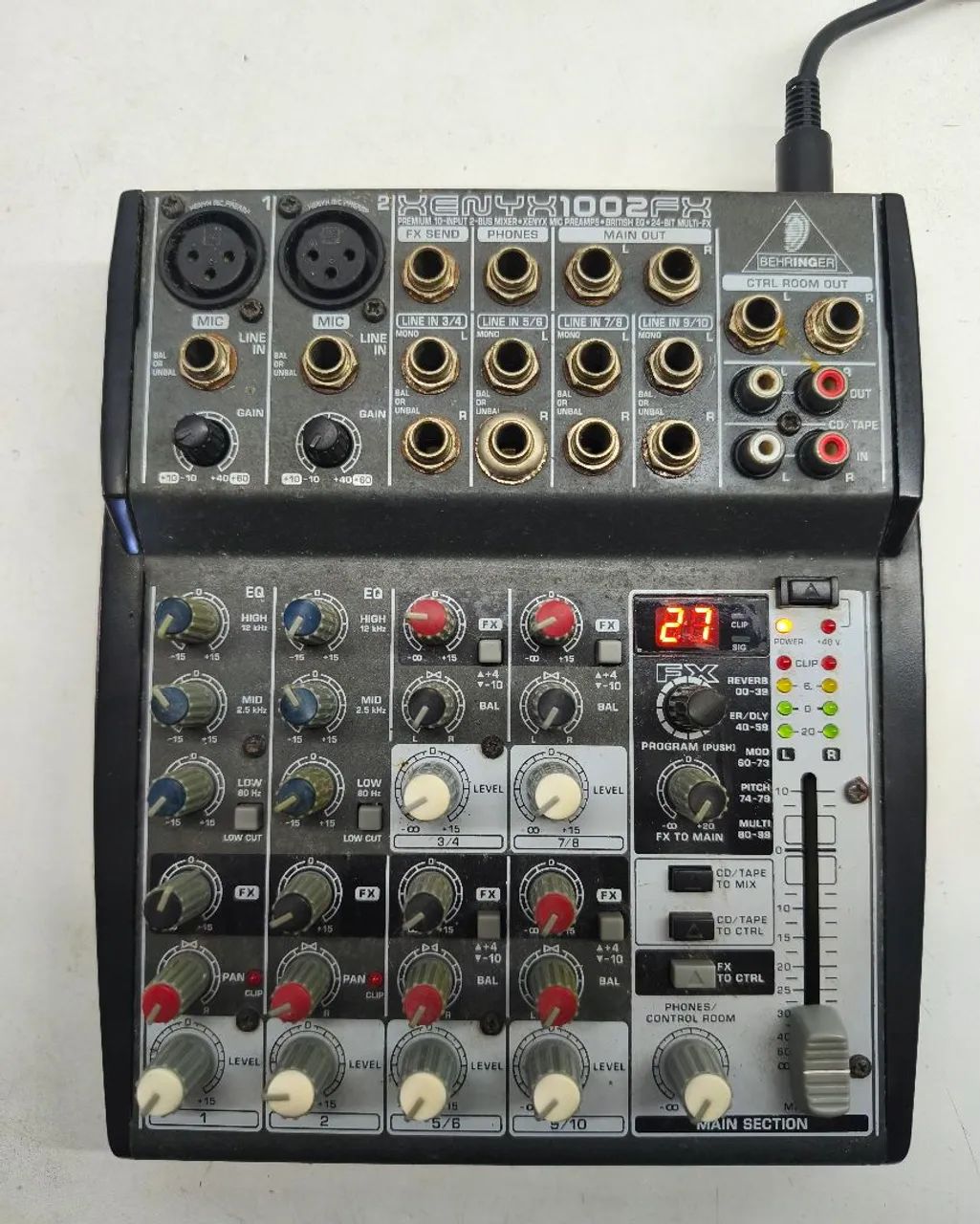 MESA DE SOM BEHRINGER POUCO USO