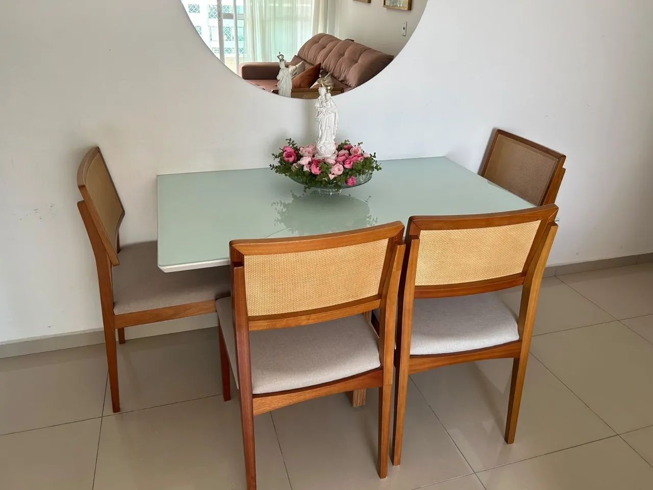 Mesa de jantar + 4 cadeiras *