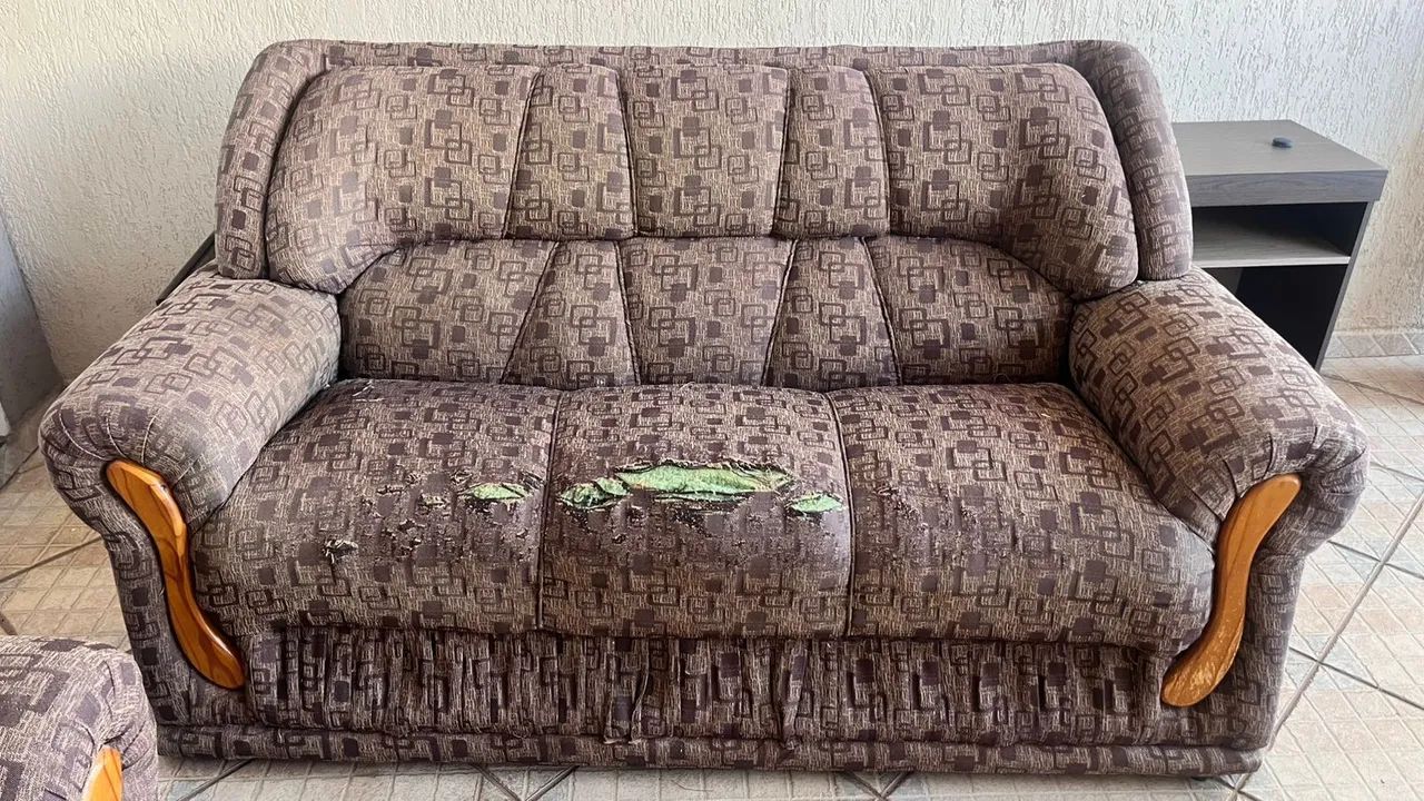 Jogo de Sofás 2 e 3 Lugares - Confortáveis e Conservados - Foto 2