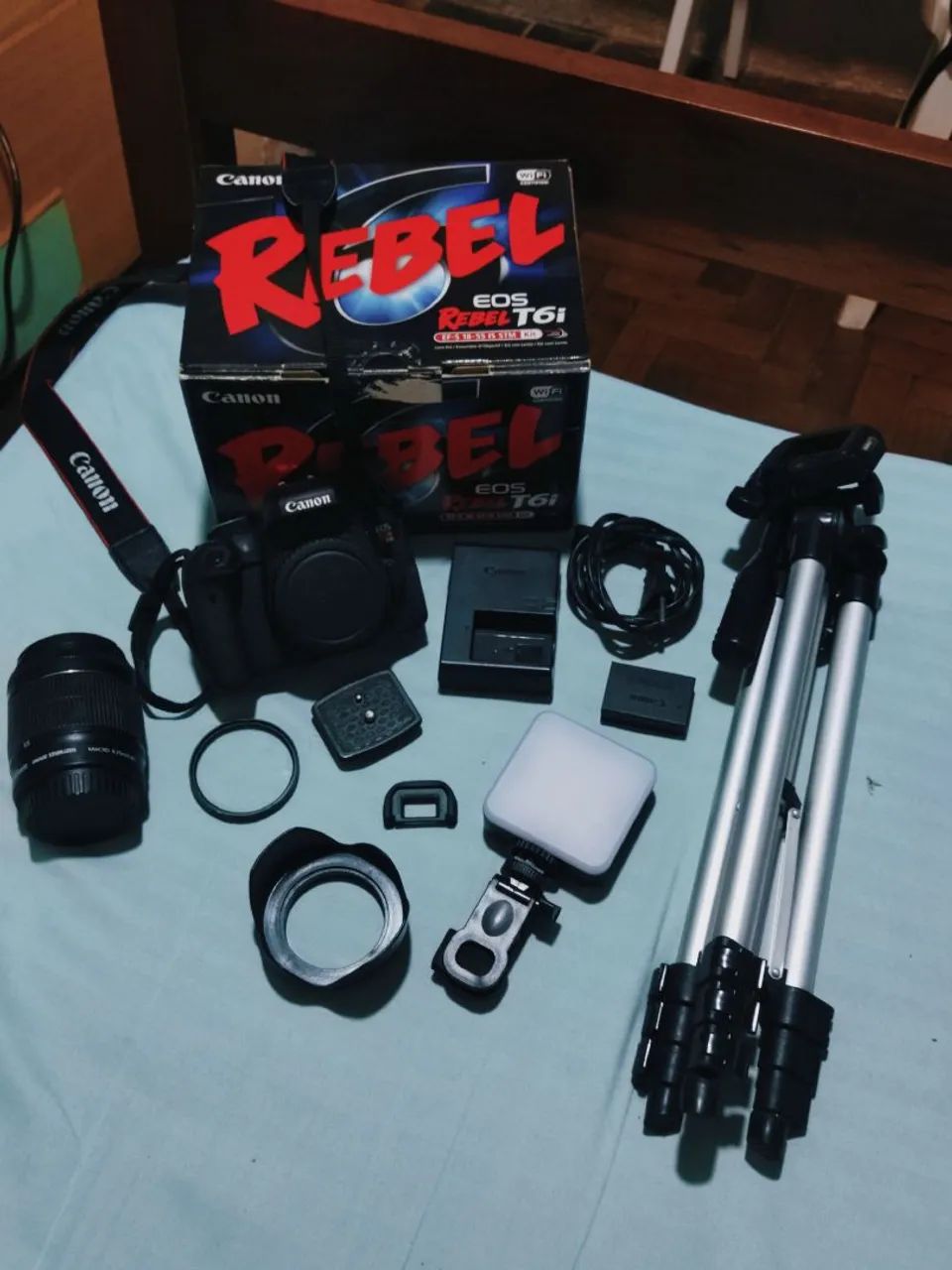 Canon T6i + Lente do Kit 18-55  - Wi-fi 24MP e Tela Touch Articulada + Itens