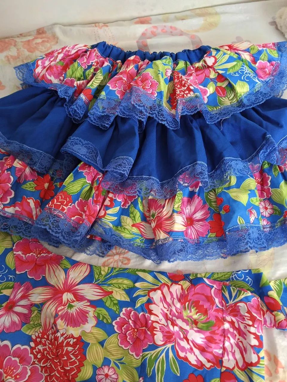 Um conjunto de saía com uma blusinha 