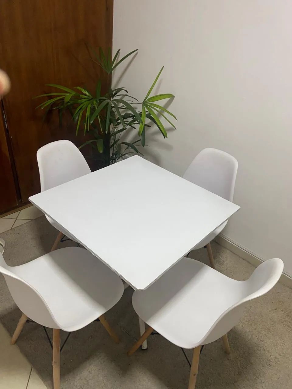 Musa pequena com jogo de cadeira 