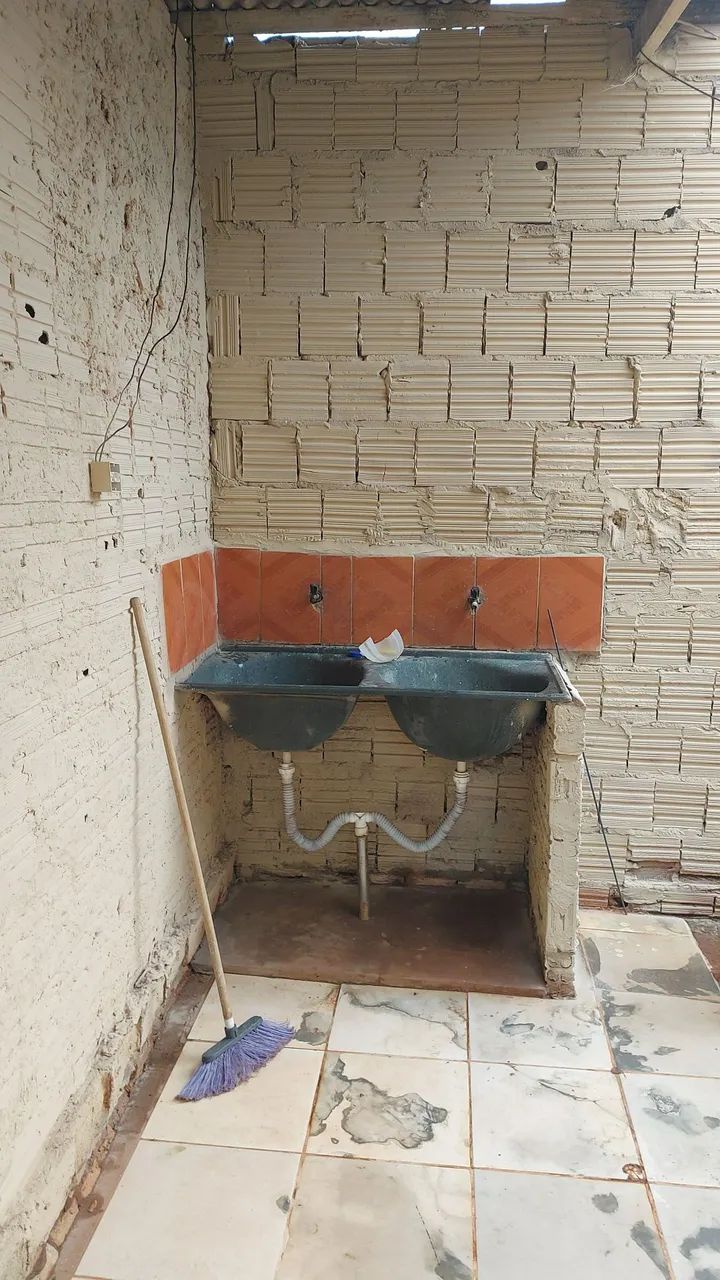 Alugo casa solteiro 