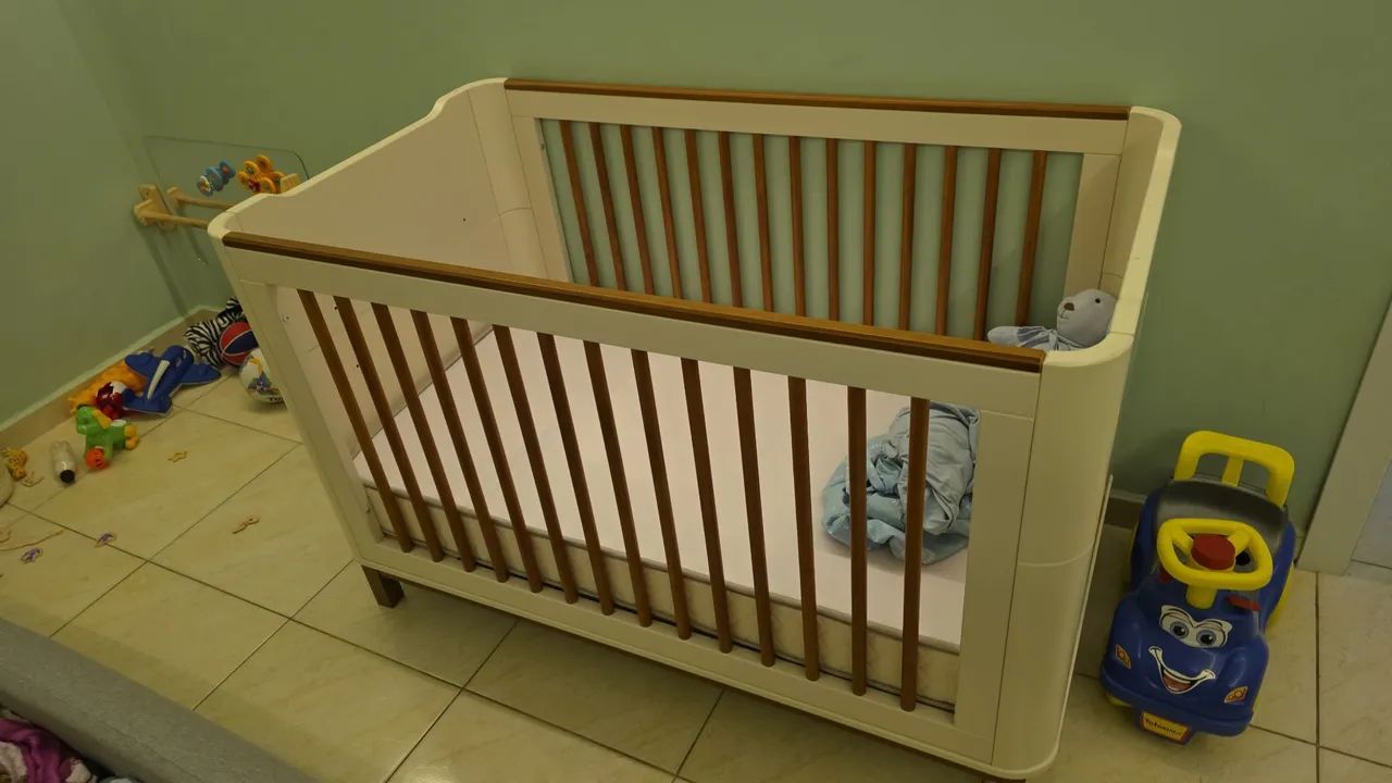 BERÇO FLOW MATIC 3 EM 1 EM MDF E MADEIRA MACIÇA COM OFF WHITE