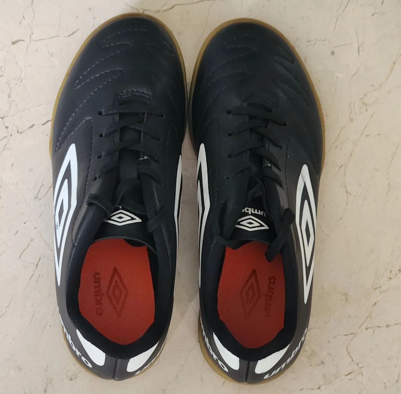 Chuteira Umbro - TAM 34 (caneleira de brinde) - Foto 4