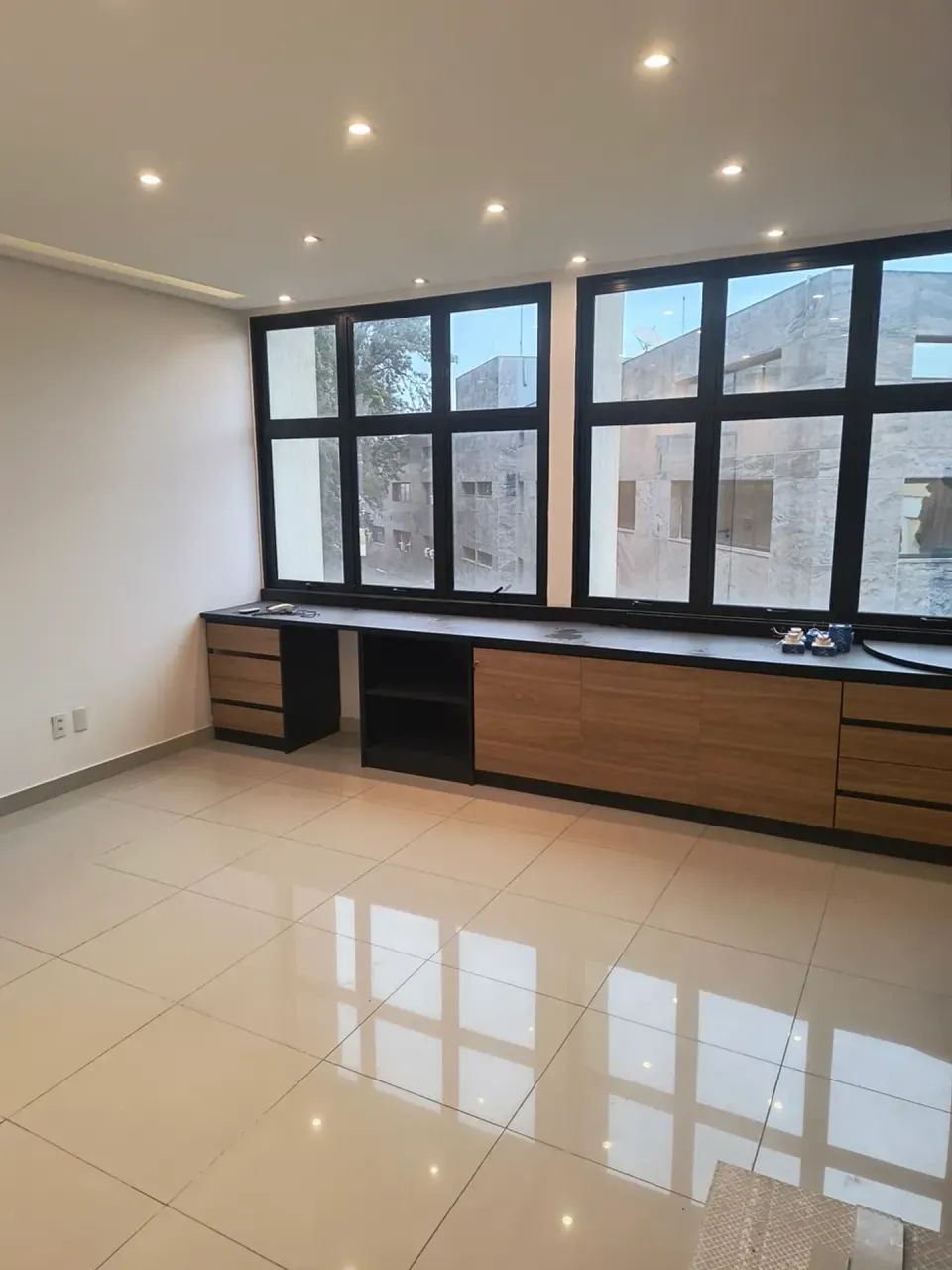 Sala comercial 30 m2. Vaga, estacionamento, ar condicionado, piso elevado, janelas wc priv