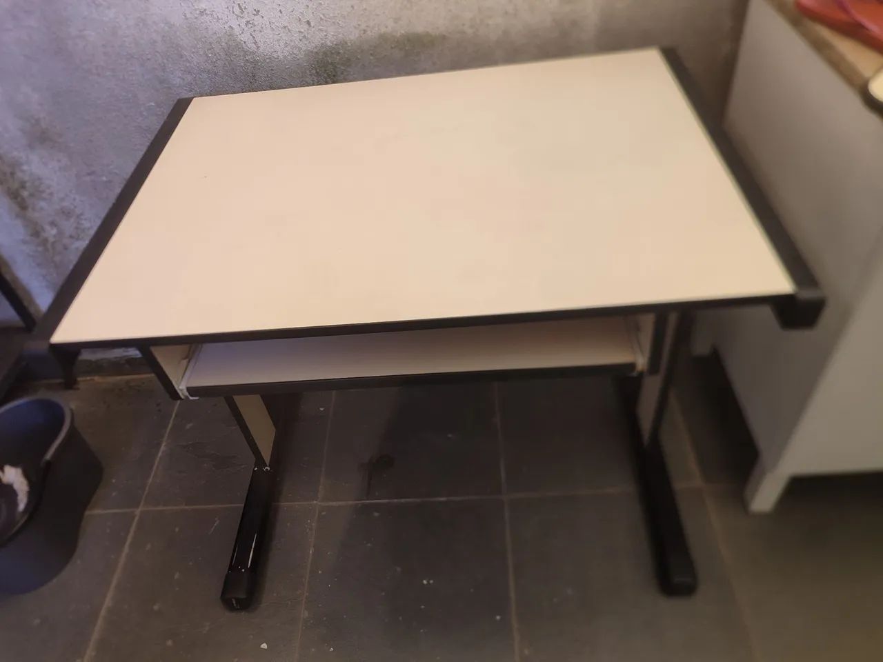 Mesa de escritório com gaveta retrátil. 