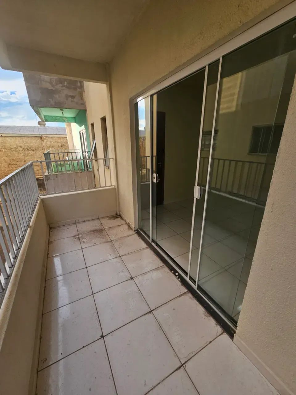 Apartamento barato com suite e sacada no centro de várzea grande