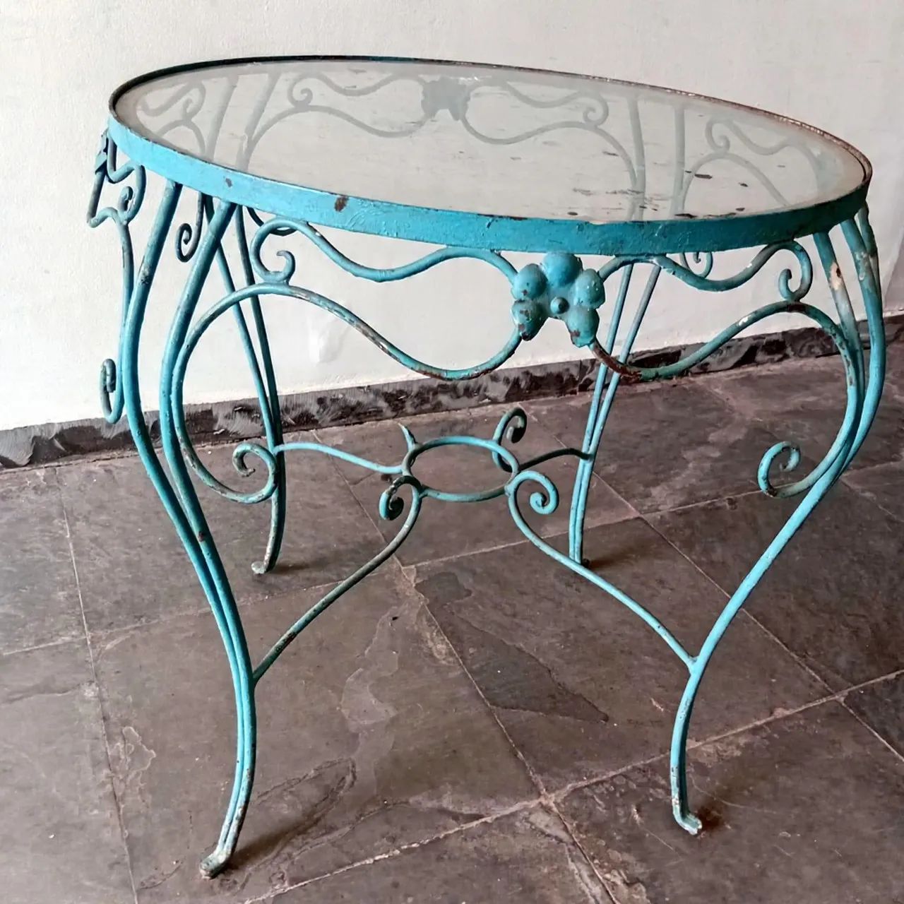 Conjunto Vintage Anos 50: Mesa de Centro e Duas Cadeiras em Ferro moldado anos 50 - Foto 3